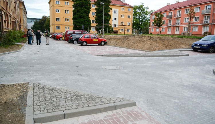 Konec chaotického parkování v Rumjancevově ulici. Rekonstrukce vnitrobloku je u konce