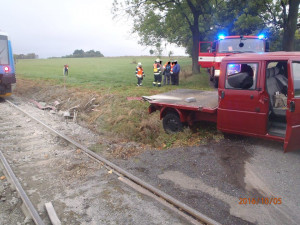 Na Frýdlantsku se střetla dodávka s vlakem, záchranáři ošetřili čtyři zraněné