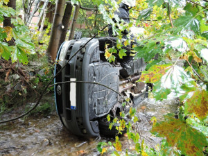 Dodávka spadla do řeky.  S vytažením musela pomoci těžká technika hasičů