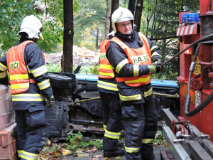 Dodávka spadla do řeky.  S vytažením musela pomoci těžká technika hasičů