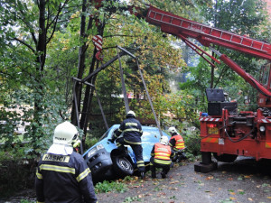 Dodávka spadla do řeky.  S vytažením musela pomoci těžká technika hasičů