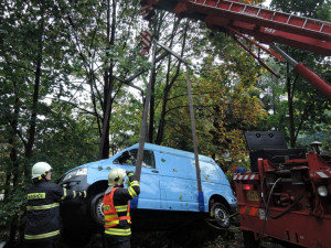 Dodávka spadla do řeky.  S vytažením musela pomoci těžká technika hasičů