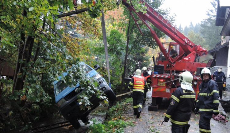 Dodávka spadla do řeky.  S vytažením musela pomoci těžká technika hasičů