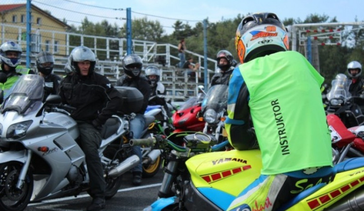 Kurzy pro mladé a začínající řidiče "Učme se přežít" mají za sebou rekordní sezónu