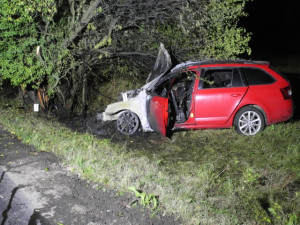 Silně opilý řidič havaroval do stromu, z hořícího auta stihl včas utéct