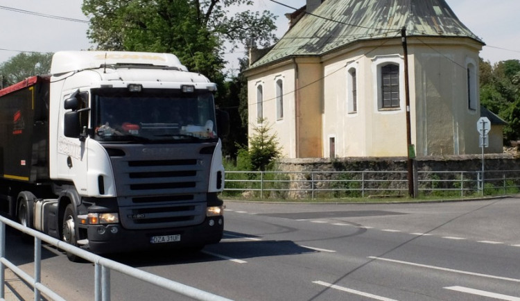 Na Frýdlantsku praskají domy kvůli kamionům, policie je váží