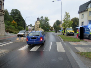 Řidička se zahleděla do palubní desky, srazila chlapce na přechodu