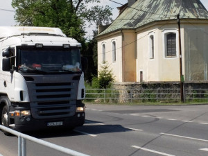 Na Frýdlantsku praskají domy kvůli kamionům, policie je váží