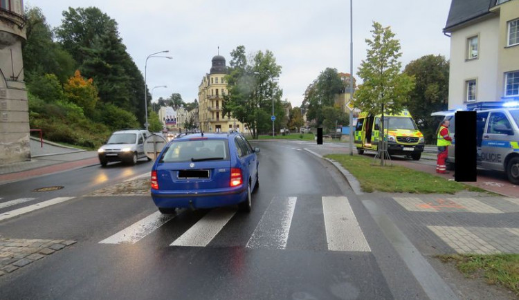 Řidička se zahleděla do palubní desky, srazila chlapce na přechodu