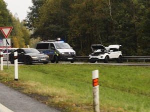 Silnici na Jablonec dnes zablokovala nehoda dvou aut, v nemocnici skončilo poraněné dítě