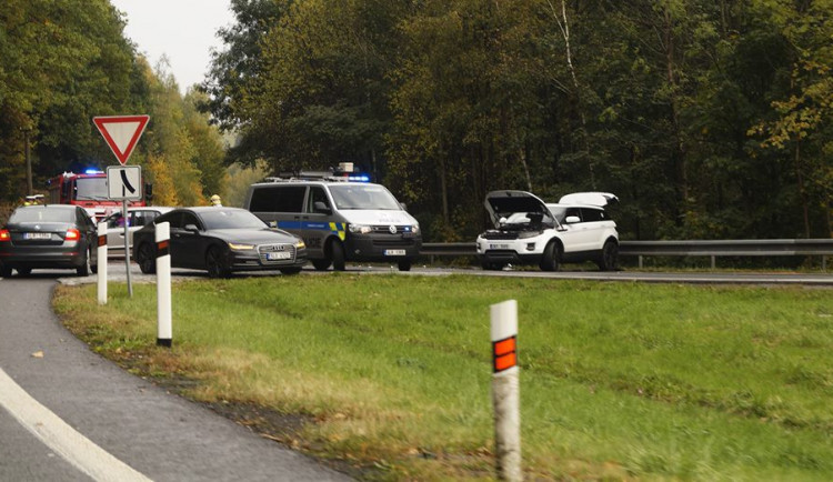 Silnici na Jablonec dnes zablokovala nehoda dvou aut, v nemocnici skončilo poraněné dítě