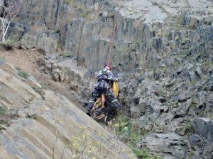 Hasiči zachraňovali psa ze skalního masivu. Bez poranění se vrátil k majiteli