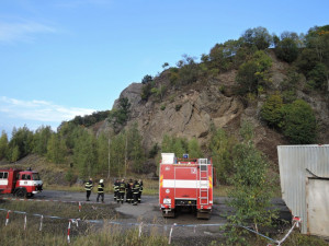 Hasiči zachraňovali psa ze skalního masivu. Bez poranění se vrátil k majiteli