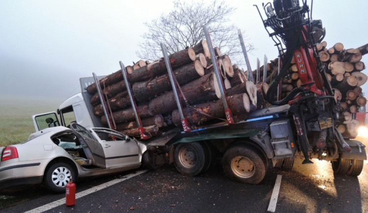 Střet osobáku s nákladním autem si vyžádal jeden lidský život