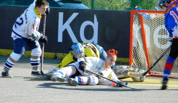 Hokejbal pomáhá. Přátelské utkání jako benefice pro dívku z Jedličkova ústavu. A plyšáky s sebou