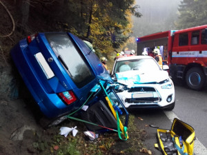 Po srážce dvou aut zůstal zraněný řidič fabie zaklíněný uvnitř vozu