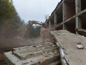 FOTO: V Ralsku začali rozebírat ruiny kulturního domu sovětské armády