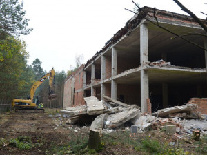 V Ralsku začali rozebírat ruiny kulturního domu sovětské armády