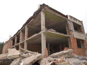 V Ralsku začali rozebírat ruiny kulturního domu sovětské armády