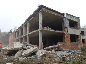 V Ralsku začali rozebírat ruiny kulturního domu sovětské armády