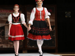 Tříletá Adélka vyrazila k moři, čtrnáctiletá Martina se prošla po molu s Andreou Verešovou