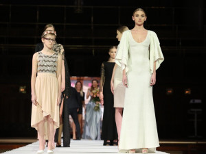 Tříletá Adélka vyrazila k moři, čtrnáctiletá Martina se prošla po molu s Andreou Verešovou