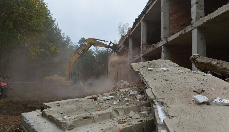 V Ralsku začali rozebírat ruiny kulturního domu sovětské armády