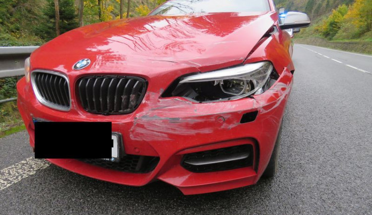 Řidič neukočíroval své luxusní BMW na mokré silnici