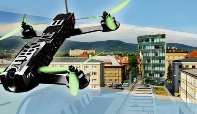 Závod dronů na univerzitním náměstí.