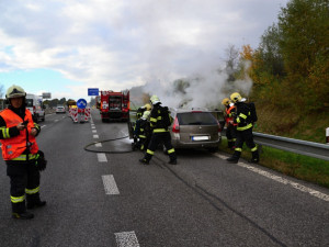 U Jeřmanic shořel renault. Škoda přesahuje 100 tisíc korun