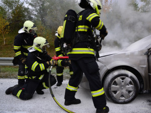 U Jeřmanic shořel renault. Škoda přesahuje 100 tisíc korun