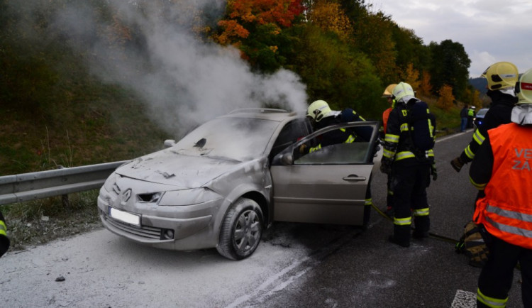 U Jeřmanic shořel renault. Škoda přesahuje 100 tisíc korun
