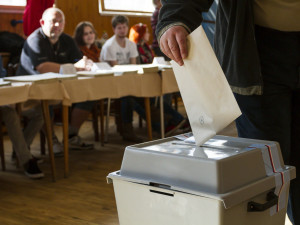 Krajské volby v Libereckém kraji napadla volička. Termín zasedání zastupitelstva se tak posouvá