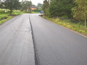 Liberecký kraj má první silnici z gumoasfaltu. Nový povrch výrazně snižuje hluk