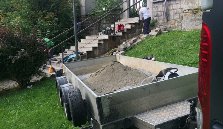 Opravou schodiště začala postupná obnova parku u Zahrady vzpomínek