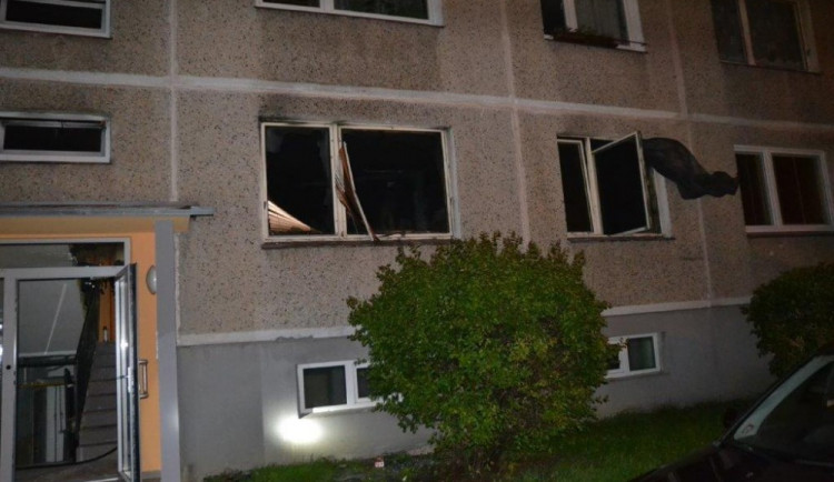 Noční požár panelového domu v České Lípě vyhnal z bytů skoro dvě desítky nájemníků