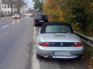 Kradené BMW odstavil zloděj poblíž vlakového nádraží, auto se teď může vrátit k majiteli