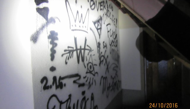 Policisté hledají autora těchto čmáranic, vyčištění fasády vyjde na 25 tisíc korun