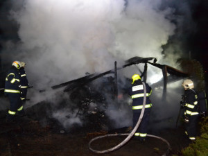 Noční požár zaměstnal hasiče z Turnovska i Liberce