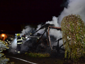 Noční požár zaměstnal hasiče z Turnovska i Liberce