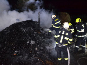 Noční požár zaměstnal hasiče z Turnovska i Liberce
