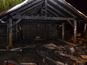 Noční požár zaměstnal hasiče z Turnovska i Liberce