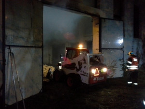 Požár balíků slámy zažehnávali hasiči celou noc