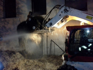 Požár balíků slámy zažehnávali hasiči celou noc