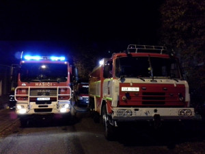 Požár balíků slámy zažehnávali hasiči celou noc