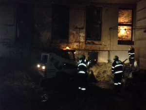 Požár balíků slámy zažehnávali hasiči celou noc