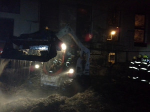 Požár balíků slámy zažehnávali hasiči celou noc