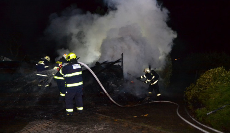 Noční požár zaměstnal hasiče z Turnovska i Liberce