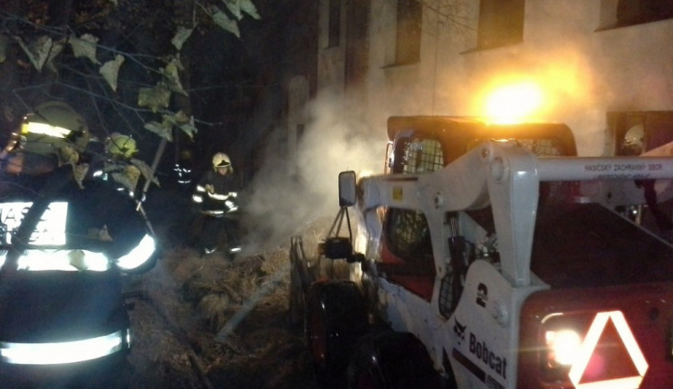 Požár balíků slámy zažehnávali hasiči celou noc