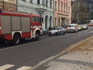 Střet dvou osobních aut blokoval v pondělí před polednem provoz v centru Liberce